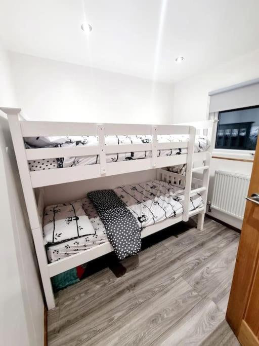 Cosy Hideaway Lodge In Glan Gwna Caeathro Екстер'єр фото